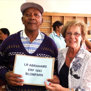 â€˜n Baie tevrede mnr Abrahams van Blompark met sy Transportakte